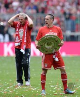 Fussball 1. Bundesliga  Saison  2012/2013:  Shaqiri (FC Bayern Muenchen) und Trainer Heynckes (FC Bayern Muenchen) mit Schale