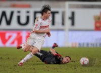 Fussball 1. Bundesliga  Saison 2010/2011: Christian Traesch (li, VfB Stuttgart) gegen Franck Ribery (re, FC Bayern Muenchen)