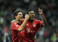 Fussball 1. Bundesliga, Saison 2011/2012:  JUBEL Mario Gomez (FC Bayern Muenchen) und David Alaba (FC Bayern Muenchen)