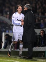 Fussball CHL  Saison 2010/2011: Mesut Oezil wird von Trainer Jose Mourinho ausgewechselt (Real Madrid)
