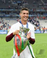 Fussball Europameisterschaft 2016 Finale: JUBEL Cristiano Ronaldo (Portugal) mit Pokal