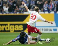 Fussball 1. Bundesliga: FC Schalke 04 - 1.FC Koeln, Zweikampf