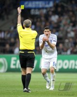 FUSSBALL CHL  Saison 10/11:  Kyriakos Papadopoulos (FC Schalke 04) bekommt die Gelbe Karte von Schiri Martin Atkinson