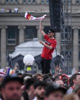 Fussball DFB Pokal Finale 24/25: Arminia Bielefeld - VfB Stuttgart, Public Viewing auf dem Schlossplatz