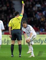 Fussball 1. Bundesliga : Schiri Knut Kircher zeigt die Gelbe Karte Bastian Schweinsteiger (FCB)