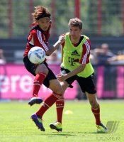 Fussball 1. Bundesliga: Takashi Usami, Thomas Mueller (v. li., FC Bayern Muenchen)