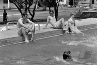 Fussball-WM 1970 Trainingslager Deutschland: Beckenbauer, Loehr am Pool