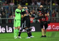 Fussball International Audi Cup 2011: Torwart Manuel Neuer, Bastian Schweinsteiger, Daniel van Buyten (v. li., FC Bayern Muenchen)