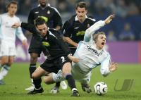 Fussball: Schalke - Espanyol Barcelona, Zweikampf