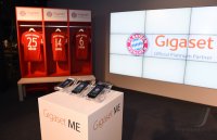 Offizielle Uebergabe der Gigaset ME Smartphones an den FC Bayern Muenchen