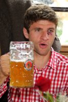 FUSSBALL 1. BUNDESLIGA: Thomas Mueller mit einer Mass Bier