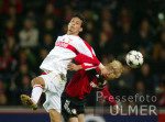 Fussball DFB-Pokal: Leverkusen - Stuttgart, Zweikampf