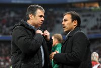 2. Fussball Bundesliga: Manager Andreas Rettig mit Trainer Jos Luhukay (FC Augsburg)