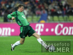 Fussball 1. Bundesliga: Muenchen - Hannover; Mertesacker am Ball