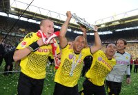 Fussball 1. Bundesliga :  Kevin Grosskreutz, Dede, Antonio da Silva , Torwart Roman Weidenfeller (v.li., Borussia Dortmund) jubel mit Schale