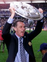 Fussball  1. Bundesliga  2000/2001:  Trainer Hitzfeld (FC Bayern Muenchen) mit Meisterschale