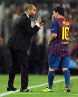 Fussball Champions League  Saison 2011/2012:  Trainer Josep Guardiola mit Lionel Messi (v. li., Barca)