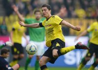 Fussball 1. Bundesliga, Saison 2011/2012: Robert Lewandowski (Borussia Dortmund) am Ball