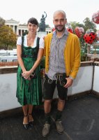 FUSSBALL 1. BUNDESLIGA 14/15:  FC Bayern Muenchen besucht das Oktoberfest