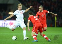 Fussball International WM Qualifikation 2014: Alexander Toft Soederlund (li, Norwegen) gegen Steve von BERGEN und Valon BEHRAMI (v. li., Schweiz)