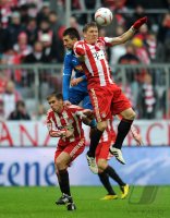 Fussball 1. Bundesliga : Philipp Lahm (li, FC Bayern Muenchen) gegen Vedad Ibisevic (mitte, TSG 1899 Hoffenheim) gegen Bastian Schweinsteiger (re, FC Bayern Muenchen)