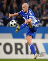 FUSSBALL 1. BUNDESLIGA: Schalke: ERNST Einzelaktion