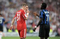 Fussball Champions League Finale: Bastian Schweinsteiger (li, FCB) gegen Sulley Muntari  (re, Inter)
