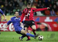 Fussball 1. Bundesliga: Leverkusen - Berlin, Zweikampf