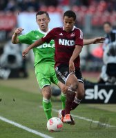 Fussball 1. Bundesliga, Saison 2012/2013: Timothy Chandler (re, 1 FC Nuernberg) gegen Ivica Olic (VfL Wolfsburg)