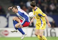 Fussball 1. Bundesliga: Hamburg - Duisburg, Zweikampf