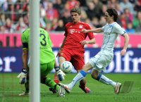Fussball 1. Bundesliga, Saison 2011/2012: Tom Starke (li, TSG 1899 Hoffenheim) gegen Thomas Mueller (Mitte, FC Bayern Muenchen) gegen Sebastian Rudy (TSG 1899 Hoffenheim)