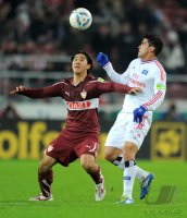 Fussball DFB Pokal 11/12 :  Shinji Okazaki (li, VfB Stuttgart) gegen Gojko Kacar (Hamburger SV)