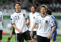 Fussball International EM 2012-Qualifikation: Mario GOMEZ mit Thomas MUELLER (v. li., Deutschland)