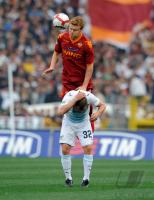 FUSSBALL SERIE A:  John Arne Riise (oben, AS Rom) gegen Stefan Radu (Lazio)