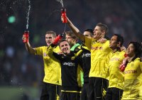 1. Fussball Bundesliga: (v. li) JUBEL nach dem Sieg von Borussia Dortmund , Sven Bender, Mario Goetze, Torwart Mitchell Langerak, Damien Le Tallec, Lukasz Piszczek, Shinji Kagawa