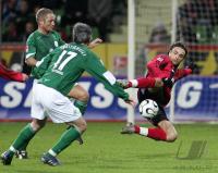 Fussball 1. Bundesliga: Bayer leverkusen - VFL Wolsburg, Zweikampf