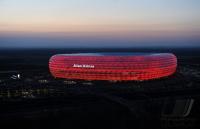 Fussball 1. Bundesliga: ALLIANZ ARENA, Aussenansicht mit Roter Beleuchtung