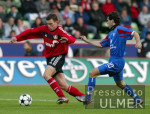 Fussball Bundesliga: Leverkusen - Kaiserslautern, Zweikampf