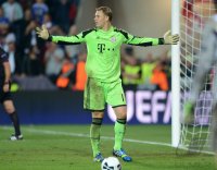 Fussball Supercup Finale 2013: JUBEL Torwart Manuel Neuer (FC Bayern Muenchen)