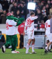 Fussball 1. Bundesliga : Julian Schieber (VfB Stuttgart) mit Maskottchen Fritzle