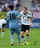 Fussball International EM 2012 Testspiel: Maximiliano PEREIRA (li, Uruguay) gegen Andre SCHUERRLE (re, Deutschland)