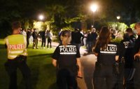 Tuebinger Nachtleben, Menschenansammlung im Bota (Alte Botanischen Garten) in der Nacht auf Sonntag