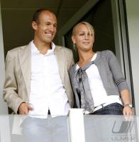 FUSSBALL, INTERNATIONAL: Arjen ROBBEN mit Ehefrau Bernardien EILERT