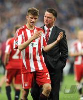 Fussball Champions League Finale: ENTTAEUSCHUNG Thomas Mueller, Trainer Louis van Gaal (v. li., FCB)