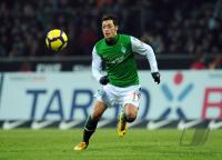 FUSSBALL, 1. BUNDESLIGA, 23. Spieltag: Bremen, OEZIL Einzelaktion