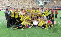 Fussball 1. Bundesliga : Die Mannschaft um Trainer Juergen Klopp (Borussia Dortmund) jubelt mit Schale