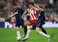 Fussball 1. Bundesliga : Mensur Mujdza (li, SC Freiburg) gegen Mario Gomez (FC Bayern Muenchen) gegen Oliver Barth (re, SC Freiburg)