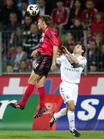 Fussball 1. Bundesliga: Leverkusen - Koeln, Zweikampf