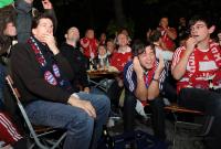 Fussball: Fans fiebern in der Paulaner Gaststaette am Nockherberg