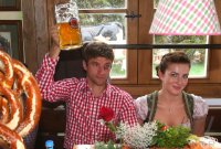 FUSSBALL 1. BUNDESLIGA: Thomas Mueller mit seiner Frau Lisa und einer Mass Bier